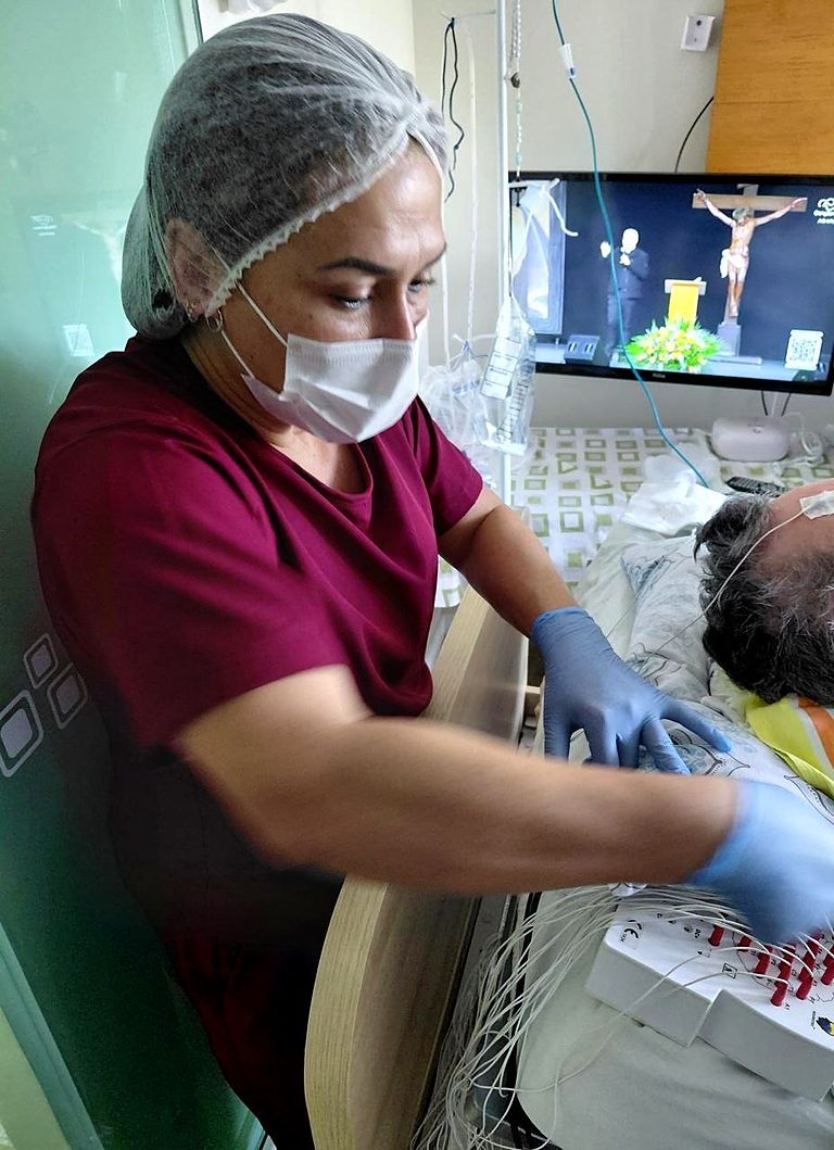 Julia Alcantara realizando montagem de eletrodos em paciente